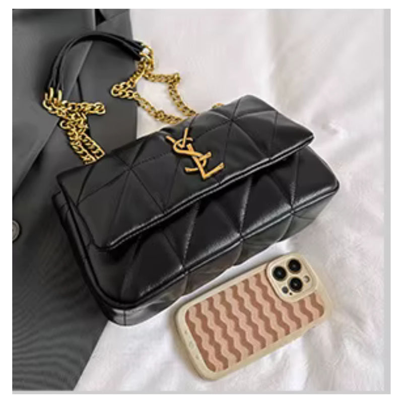 A bolsa feminina em couro Lumi  Modelo  Mini Shoulder Matelassê com Alça de Corrente